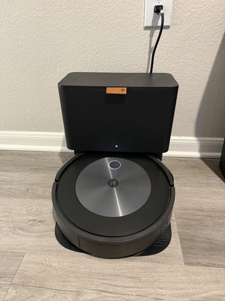 Roomba J7 Model RVE-Y1+ Self-Emptying Robot Vacuum +Clean Base Excellent Conditi