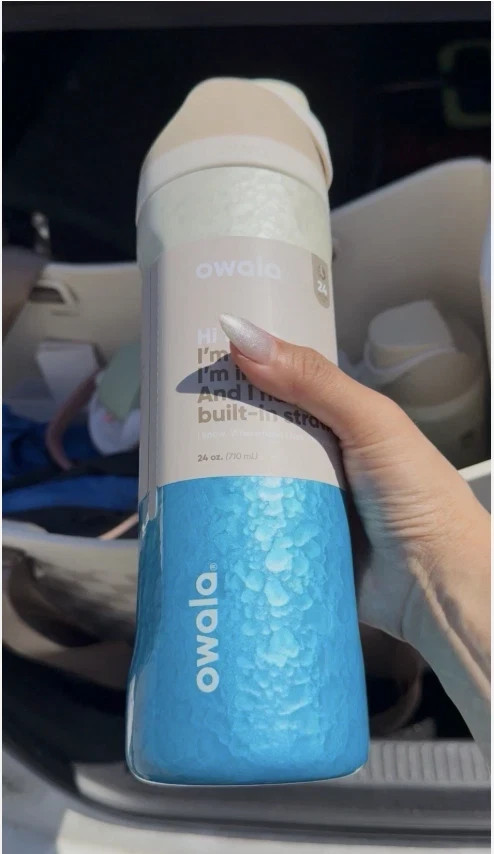 Owala FreeSip 24oz / 32oz Water Bottle Rolling in Gradient Blue Limited Edition