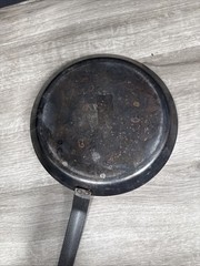 de Buyer Mineral B Classic Carbon Steel Cree Pan 9.5” It Has Some Rust Spots
