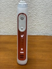Oral-B Electric Toothbrush BRAUN Type 3765 , Works, Sticky body