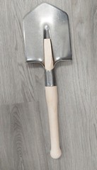 100% Titanium Lightweight Large Shovel Durable Sharp Edges Solid Wood 10″ Handle