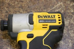 DEWALT DCF840 20V MAX 1/4″ Brushless Cordless Impact Driver + 1 Battery
