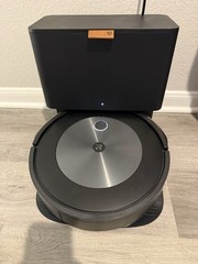 Roomba J7 Model RVE-Y1+ Self-Emptying Robot Vacuum +Clean Base Excellent Conditi