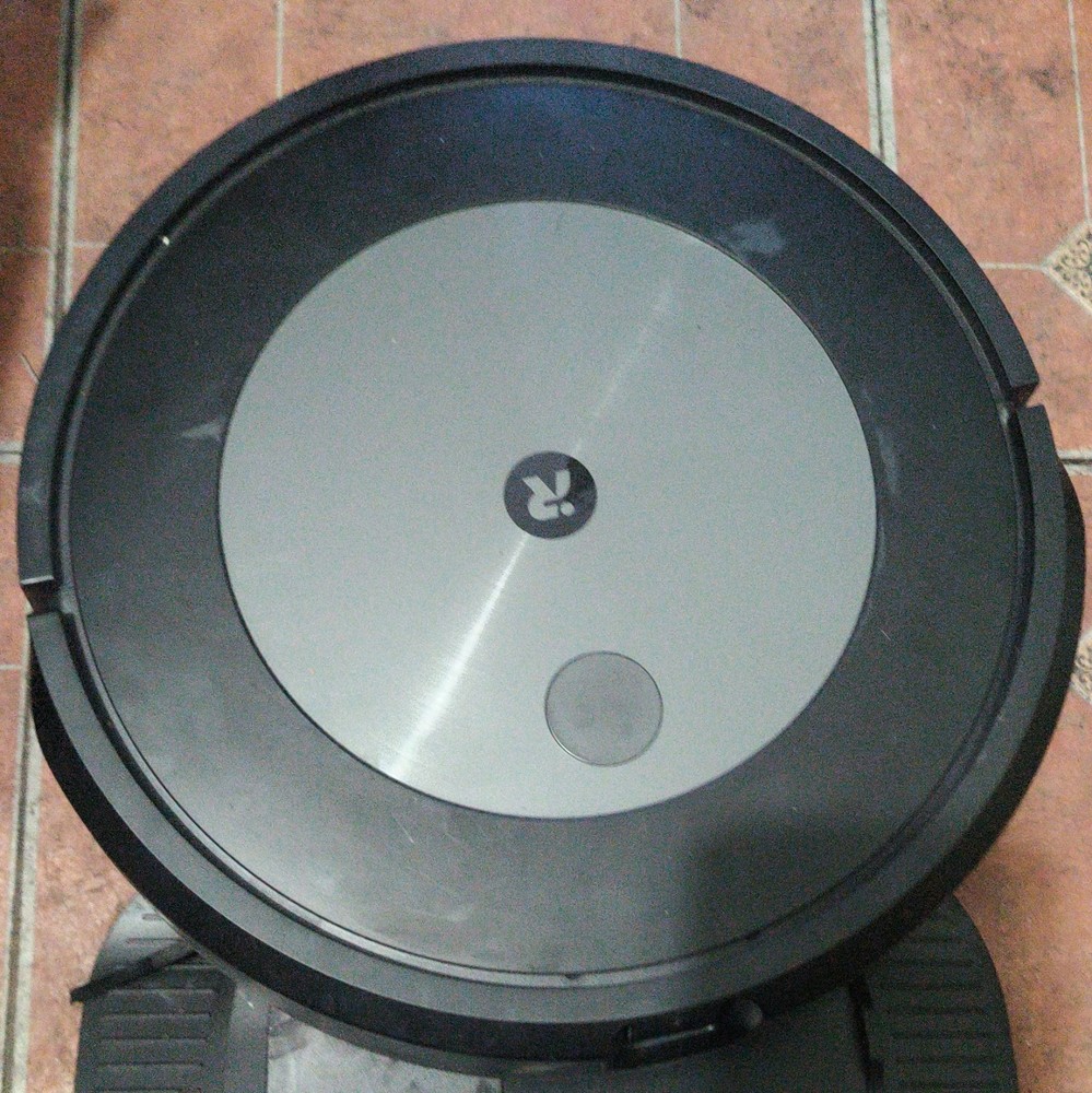 iRobot Roomba J7 WiFi Connected Smart Mapping Robot Cleaner Vacuum