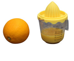 Orange Lemon and Lime Juicer and Reamer Squeezer and Strain Measured Amounts
