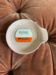 Le Creuset Round Spoon Rest Signature – 6.5 In Chiffon Pink