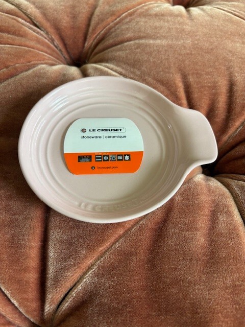 Le Creuset Round Spoon Rest Signature – 6.5 In Chiffon Pink