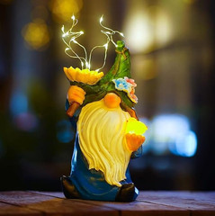 Outdoor Garden Gnomes Statue: 9.5‘’ Solar Garden Decor with LED Light Patio Yard