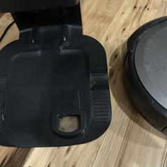 iRobot Roomba i8 Self-Emptying Vacuum Cleaning – Scratch & Dent