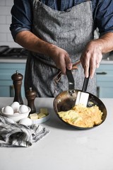 De Buyer 5611.24 Mineral B Round Carbon Steel Omelette Pan, Nonstick, 9.5″