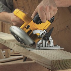 DEWALT DWE575R 15A Compact 7-1/4″ Corded Circular Saw Kit Certified Refurbished