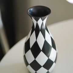 Modern Black and White Checkered Flower Vase – Stylish Decorative Vase | Table