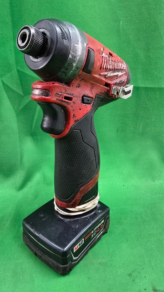 Milwauke 2553-20 M12 FUEL 1/4 in Hex Impact Driver w/Battery TESTED (E8)