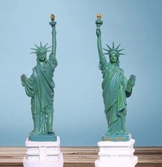 SAINWORDS Statue of Liberty Figurine 10.3 in Green/White Freestanding