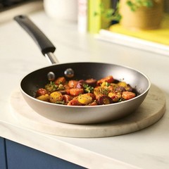 Easy Clean 8 Inch Nonstick Frying Pan / Skillet, Dishwasher Safe, Champagne