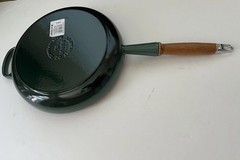 Le Creuset Alpine Enameled Cast Iron Fry Pan 10.25″ Artichaut Wood Handle NEW#26