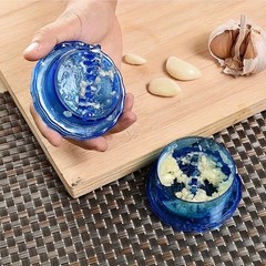 1Pcs Manual Portable Garlic Crusher – Twist Kitchen Gadget for Crushing Garlic