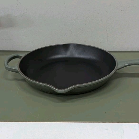 Le Creuset Signature 10.25in Cast Iron Enamel Skillet Fry Pan Gray