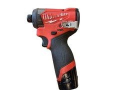MILWAUKEE TOOLS 3453-20 w/ 2 BATTERIES AND CHARGER (MP3071893)