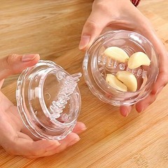 1Pcs Manual Portable Garlic Crusher – Twist Kitchen Gadget for Crushing Garlic