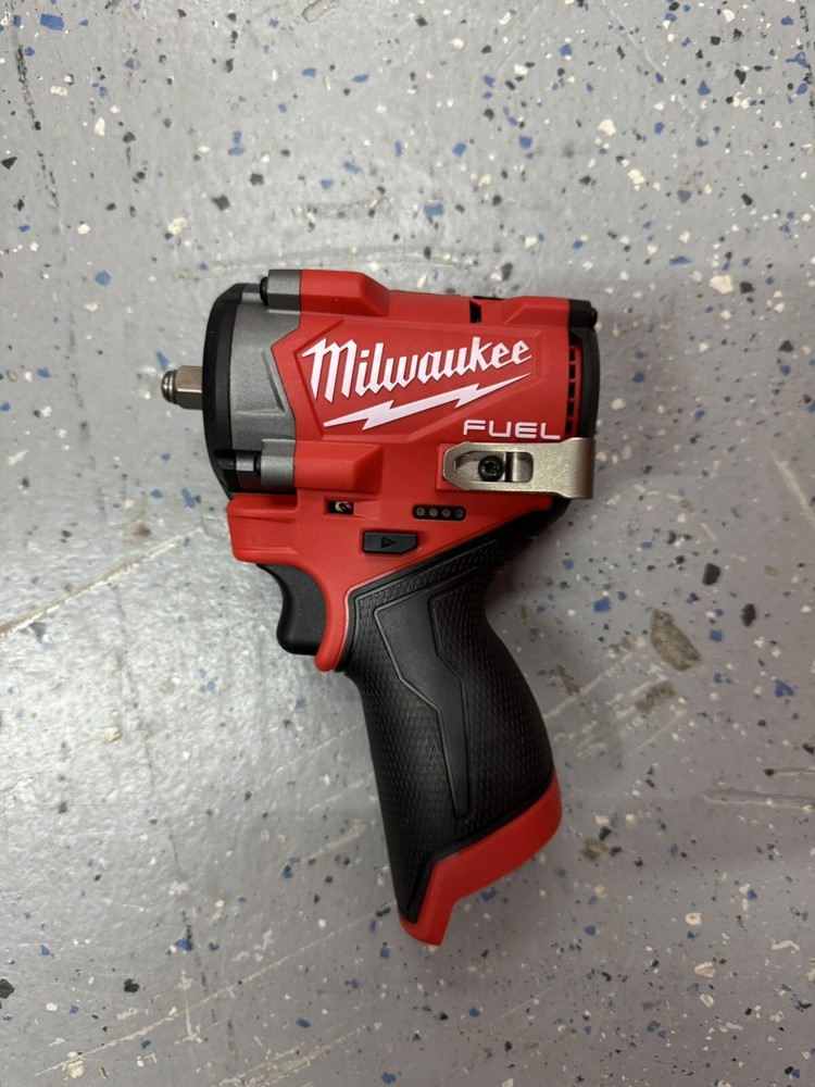 Milwaukee 2562-20 M12 FUEL 12V 3/8″ Stubby Impact Wrench – Bare Tool