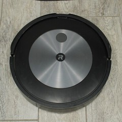 iRobot Roomba j7+ Self-Emptying Vacuum Robot + Base *WORKING ACCOUNT LOCKED READ