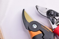Felco 15  High Performance Pruning Shears Swiss Made Hand Pruner + Fiskars P552