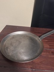 de Buyer Mineral B Classic Carbon Steel Cree Pan 9.5” It Has Some Rust Spots