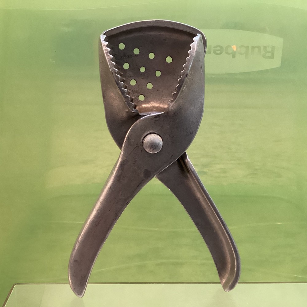 Vintage Citrus Lemon Lime Squeezer – 6.75 in. Cast Aluminum – Hand Held – NICE !