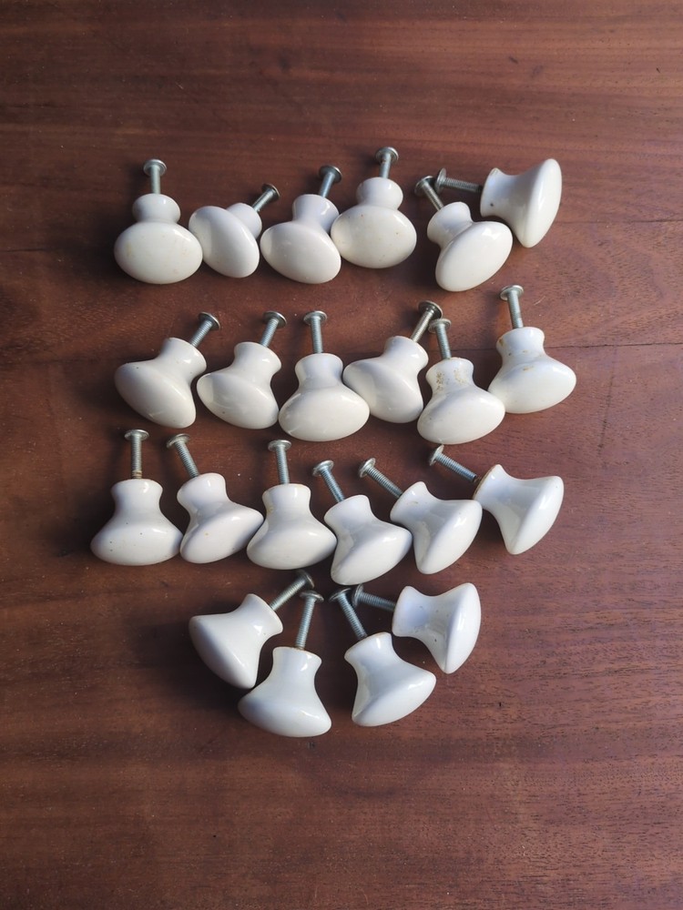 VTG, Classic White Round Ceramic Design Knob Handle Lot Of 22