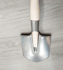 100% Titanium Lightweight Large Shovel Durable Sharp Edges Solid Wood 10″ Handle