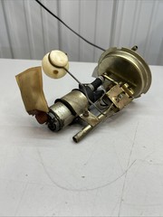JOHN DEERE SENDING UNIT AND FUEL PUMP 445 AM117276 AM117108