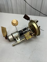 JOHN DEERE SENDING UNIT AND FUEL PUMP 445 AM117276 AM117108