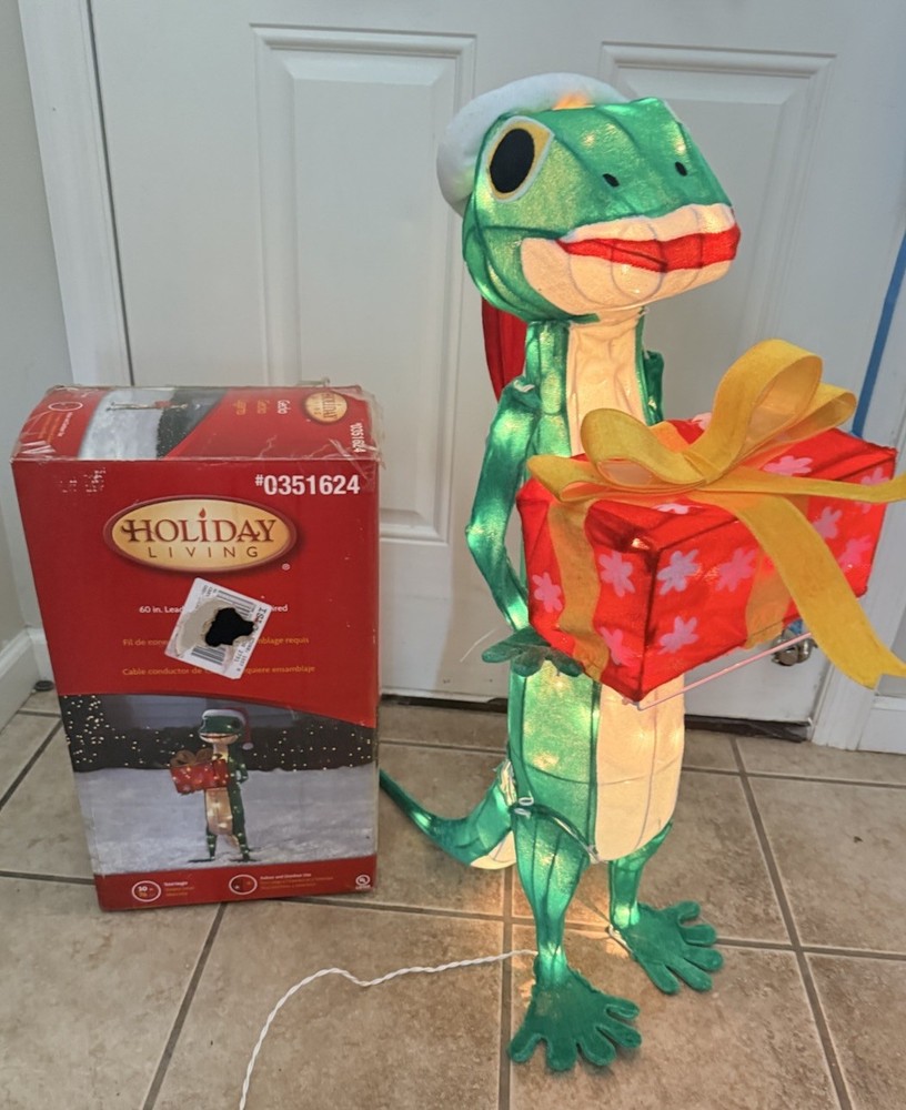 Christmas Geico Gecko Light Up 30 Inch Yard Decor RARE Hard To Find
