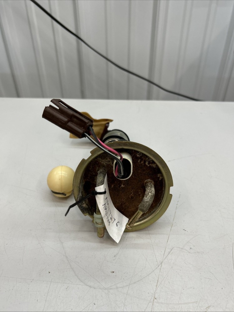 JOHN DEERE SENDING UNIT AND FUEL PUMP 445 AM117276 AM117108