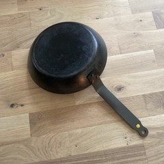 de Buyer Mineral B Classic Carbon Steel Omelette Pan 9.5” Seasoned Nonstick