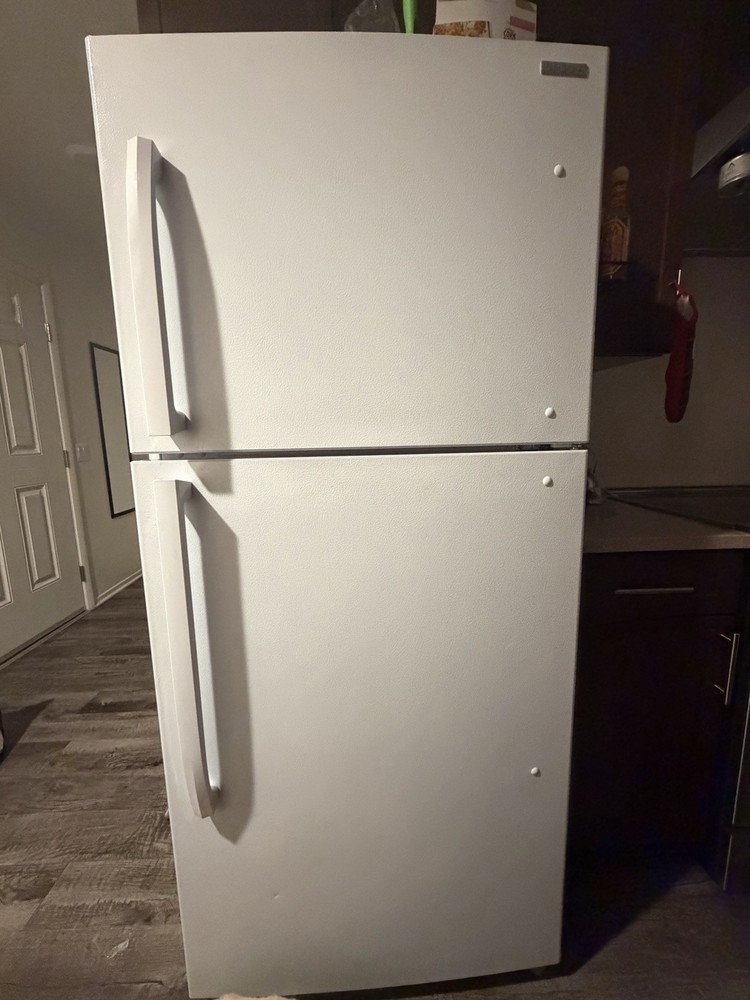 Insignia NS-RTM18 18.1cu.ft. Top-Freezer Refrigerator – White