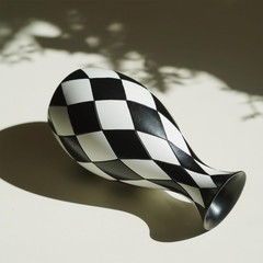 Modern Black and White Checkered Flower Vase – Stylish Decorative Vase | Table