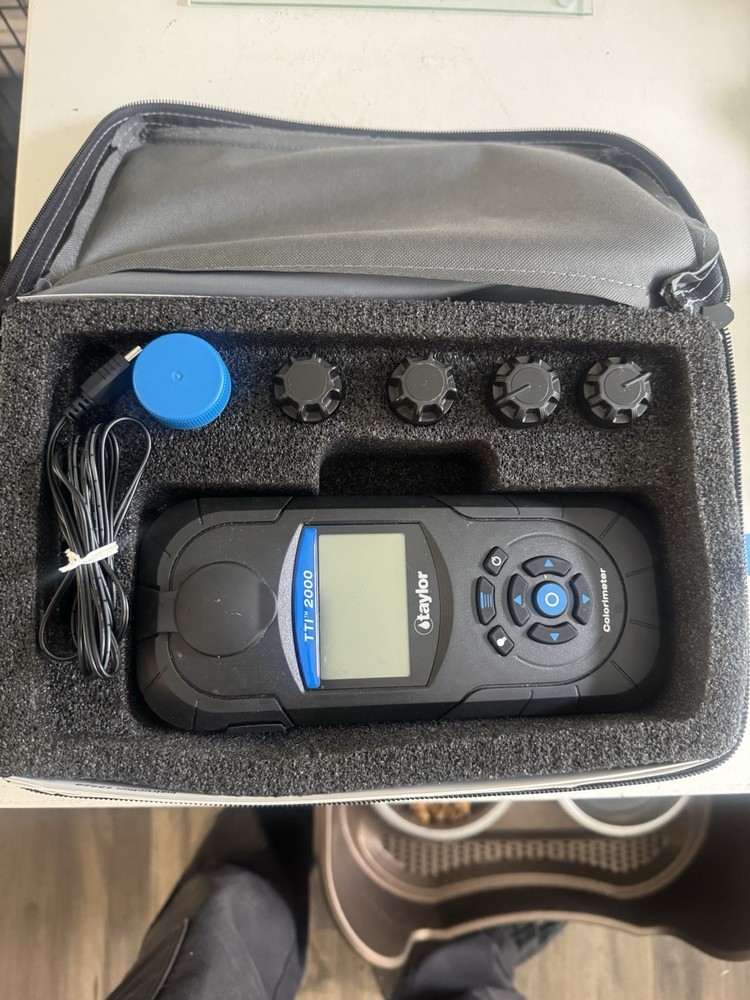 Taylor TTI 2000 Colorimeter Pool & Spa Test Kit Chlorine pH CYA, Vials