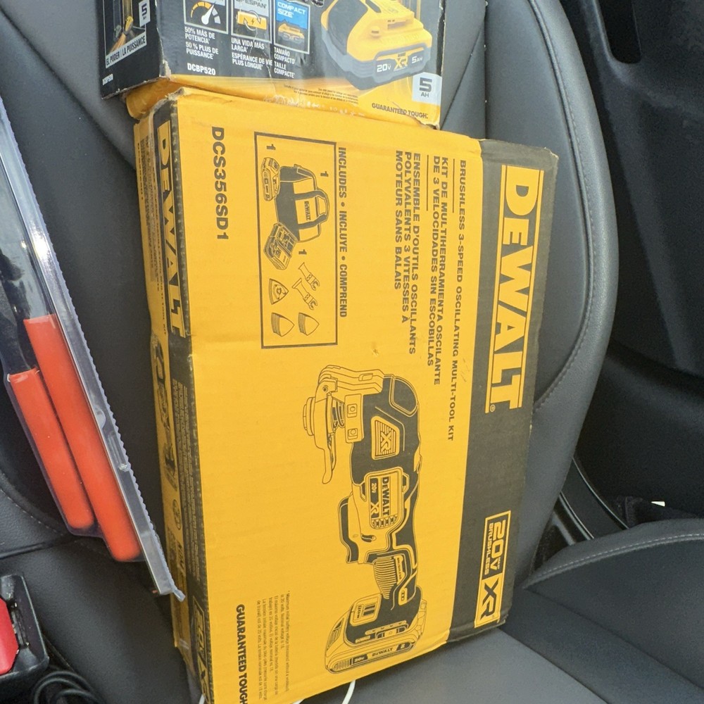 DEWALT 20V MAX XR Brushless Oscillating Multi-Tool Kit / 2.0 ah battery included