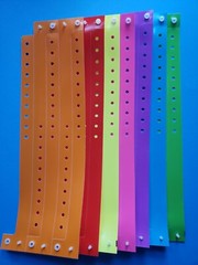 3/4″ ASSORTED PLASTIC VINYL WRISTBANDS WRIST BANDS FOR EVENTS RED BLUE GREEN