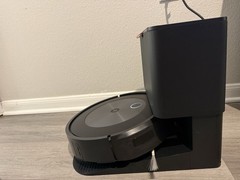 Roomba J7 Model RVE-Y1+ Self-Emptying Robot Vacuum +Clean Base Excellent Conditi