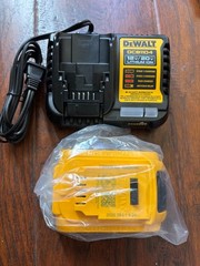 New DEWALT 20V MAX 4 Ah Lithium-Ion Battery DCB204 & 4-Amp Charger DCB1104