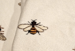 Caro Bee Bath Towels White Yellow Garden Nature Theme NEW x2