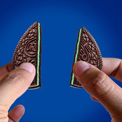 OREO Thins Mint Creme Chocolate Sandwich Cookies, Family Size, 11.78 Oz