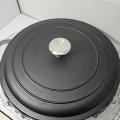 Tramontina 12.5″ Covered Cast Iron Skillet Pan w/SS Knob Lid *New w/o Orig Box