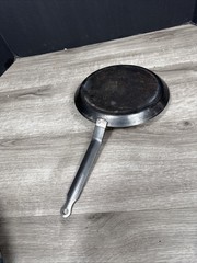 de Buyer Mineral B Classic Carbon Steel Cree Pan 9.5” It Has Some Rust Spots