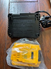 New DEWALT 20V MAX 4 Ah Lithium-Ion Battery DCB204 & 4-Amp Charger DCB1104