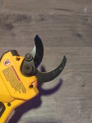 DeWalt DCPR320B 20V MAX Li-Ion 1-1/2″ Pruner (Tool Only)