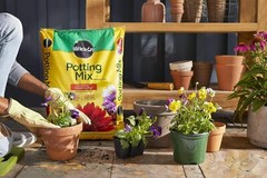 Miracle-Gro Garden Potting Mix for Plants, 16 Quart Bag